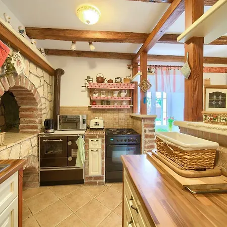 House Maria * Pinezići